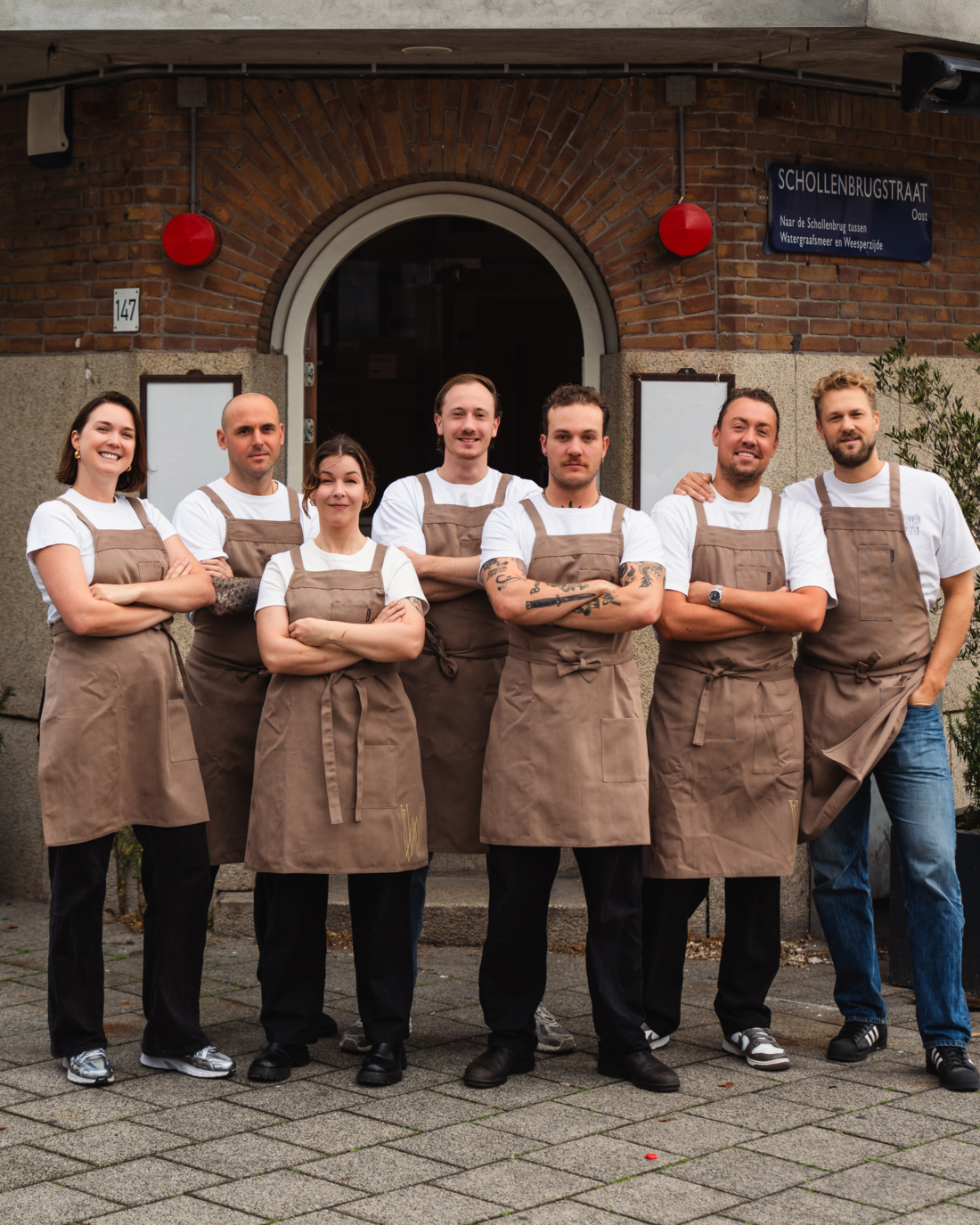 Op de foto (v.l.n.r.): Lotte Bloemheuvel (general manager), Renaud Goigoux (keukenchef), Laura Basten (patissier), Kevin van Hugten (restaurantmanager), Mats Vermeulen (keukenchef), Sander van Loenen Martinet (general manager), Joris Bijdendijk (executive chef). Foto © Krijn van der Lugt